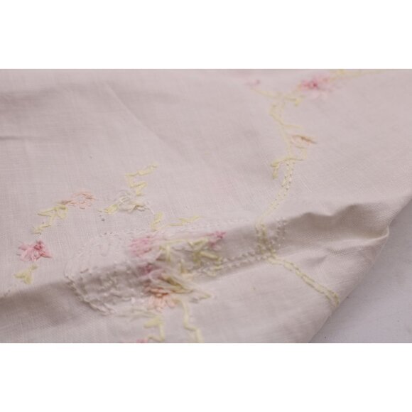 Vtg Handmade Embroidered Linen Table Runner Crochet Trim Floral Basket Design - Picture 8 of 12